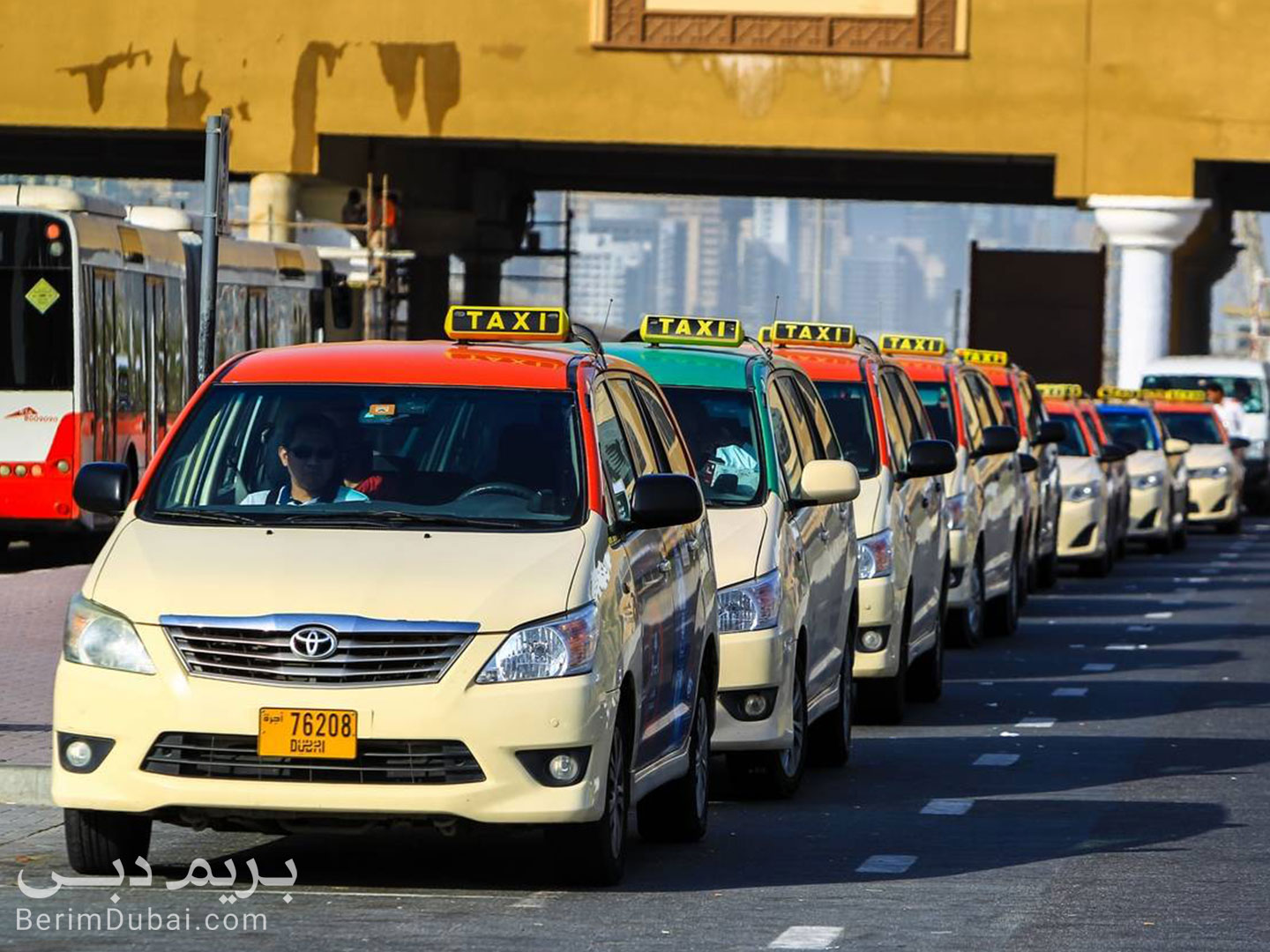 تاکسی ها یکی از روش های حمل و نقل در دبی